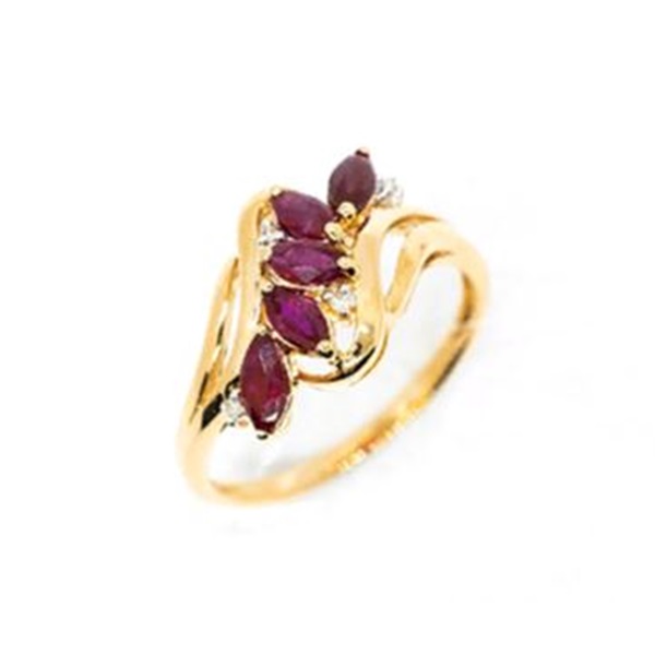 Кольцо из красного золота с рубинами и бриллиантами